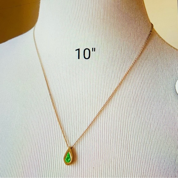 10” Goldtone (AVON) Necklace Faux Emerald Green Teardrop Pendant - Picture 3 of 7